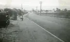Cykel mellan England-Irland (enligt text i album). Militära föremål till vänster i bild, troligen är detta i England innan de har cyklat över till Irland.