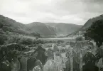Glendalough, en känd dal på Irland, med klosterruiner 1948 (enligt text i album).