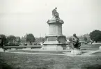 Gower Memorial i Straford-upon-Avon, England 1948 (enligt text i album). Kulturminnesmärkt bronsstaty av dramatikern och poeten William Shakespeare.