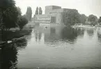 Shakespeare Memorial Theatre i Stratford-upon-Avon, England 1948 (enligt text i album).