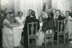 Från Jonas och Sivs bröllop. Champagne har serverats som synes (enligt text i album). Text baksida kort: 