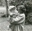 Marianne med dotter, midsommar 1950 (enligt text i album).