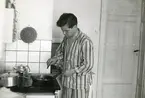 Lennart Ståhl lagar frukost (enligt text i album).