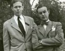 Bengt Hultin och Claes Löfgren, midsommarafton 1950 Prangen, Värmdö (enligt text baksida kort).