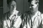 Bengt Hultin och Lennart Ståhl klädd i pyjamas (enligt text i album).