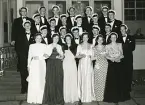 Tioårsjubileét av studentexamen den 16/5 1945. Fr.v. 1:a raden: Birgit Bergman f. Johansson, Gunvor Öjemo f. Wingstedt, Marianne Rainer f. Berggren, Kerstin Malmqvist f. Nyblom, Valborg Berge f. Normark, Gisela Tillman f. Lindblom. 2:a raden: Ove Dahlström - löjtnant, Bruno Holmer - tjänsteman, Jon-Gunnar Jardal - löjtnant, Lennart Ståhl - tjänsteman, Sten Löfgren - ingenjör, Rune Lundström - civilingenjör, Åke Karlbom - löjtnant. 3:e raden: Bertil Ekblom - tandläkare, Hans-Olof Trång - löjtnant, Birger Magnusson - ingenjör, Bengt Hultin - journalist, Ture Aldén - bitr. stadsfiskal, Bengt Norlén - landstingsdir-ass. Överst: Harald Åberg - lantmätare, Ingemar Larsson - löjtnant, Leif Rainer - revisor, Anders Blix - ingenjör, John-Erik Nyberg - reklamchef, Sture Tillman - leg.läkare.