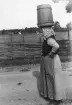 Änka Sara Månsdotter visar bruket av bärkrans för museets utsända. Sara, född 1837, var vid tiden för tilldragelsen 1926 boende i ålderdomshemmet i Ulrika, och rimligtvis togs bilden på orten.