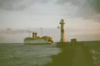 Tågfärjan Drottning Victoria vid Trelleborg. En fyr i förgrunden.