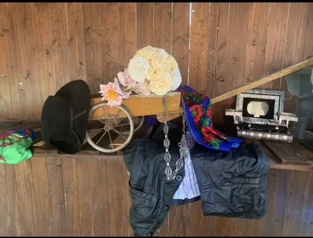Bilder av gjenstander på en hylle. Gjenstandene er en del av tater/romani kulturen