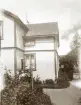 Ett träpanelat bostadshus i en trädgård. Möjl. Kalmar.