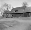 Miljön vid Malma i Västra Ryd kort före rivningen av gårdens huvudbyggnad, som delvis ses i bildens bakgrund. Foto 1938.