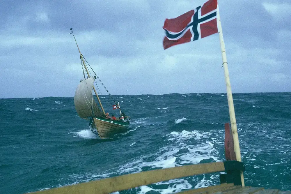 bilde av to fembøringer i åpent hav, norsk flagg fra baugen i front
