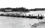 Övergång på Krigsbro m/1875 flytande bro vid brobyggnadsplats Sand.