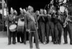 Spex. Musikunderhållning av värnpliktiga framför scenen.