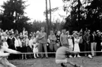 Underhållning med idrottsliga förtecken. Dragkamp. 
I bakgrunden längst till vänster av de uniformerade i mitten står överste Sven Ephraim Alin, chef Ing 1 (1931-1934).