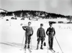 Personal på skidor.