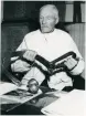 Dalskog, Flathult. Edgar Andersson betraktar en vargsax