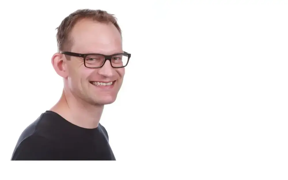 portrett av mann med briller