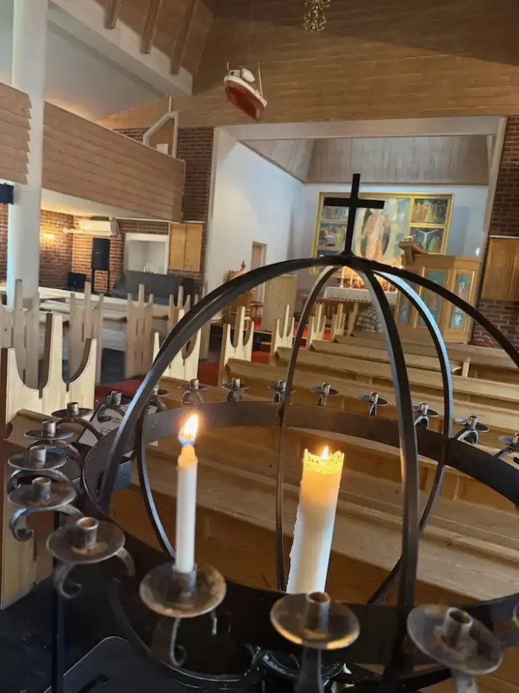 Tente lys i Havøysund kirke.