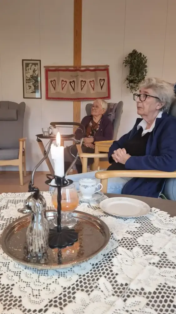 Kirsten Nøstvold og Gerd Stabell fulgte kong Harald Vs gravferd på Daltun.