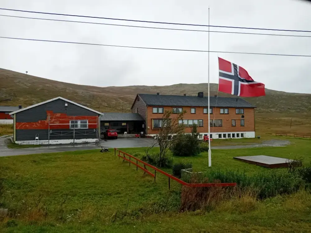 Flagget på halv stang utenfor Gunnarnes skole.