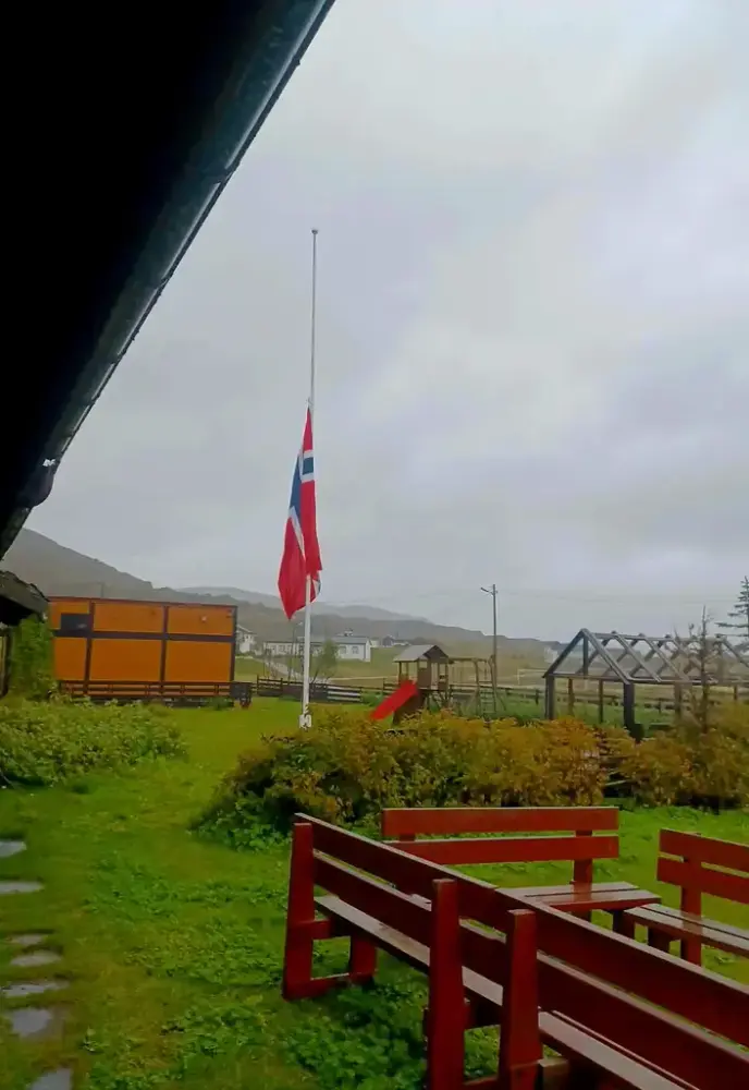 Flagget på halv stang utenfor Måsøy skole.