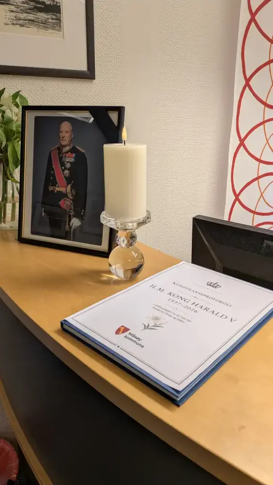 Kirken var åpen for alle som ønsket å tenne lys i forbindelse med kong Harald Vs gravferd.