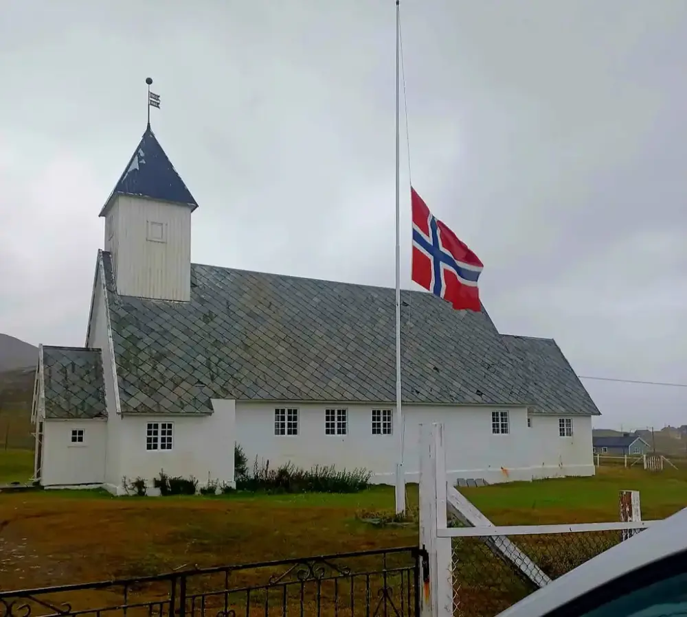 Flagget på halv stang utenfor Måsøy kirke.
