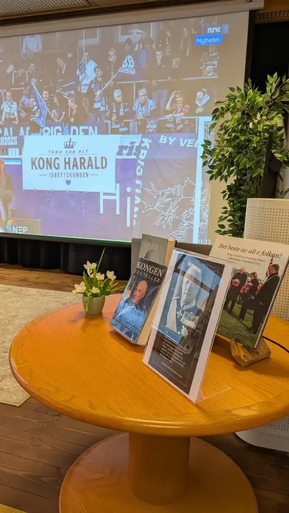 Biblioteket inviterte alle som ønsket å samle seg for å overvære kong Harald Vs gravferd.