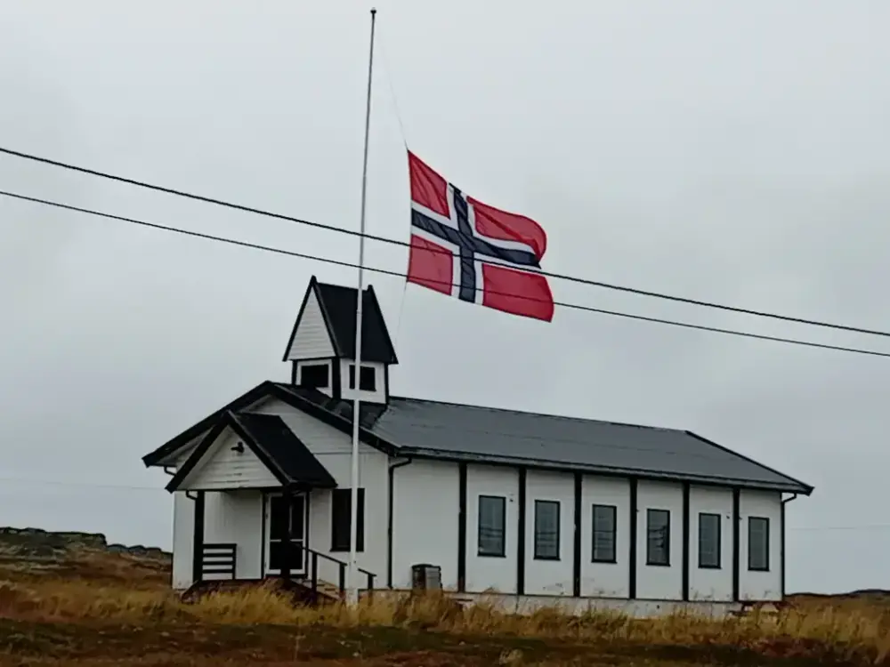 Flagget på halv stang utenfor Gunnarnes kirke