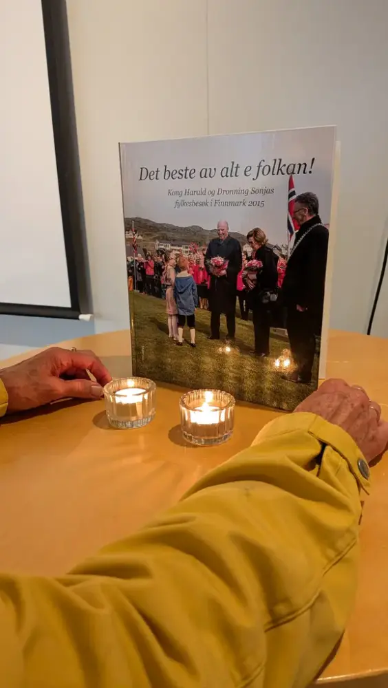 Markering av kong Harald Vs gravferd på personalrommet på Havøysund skole.