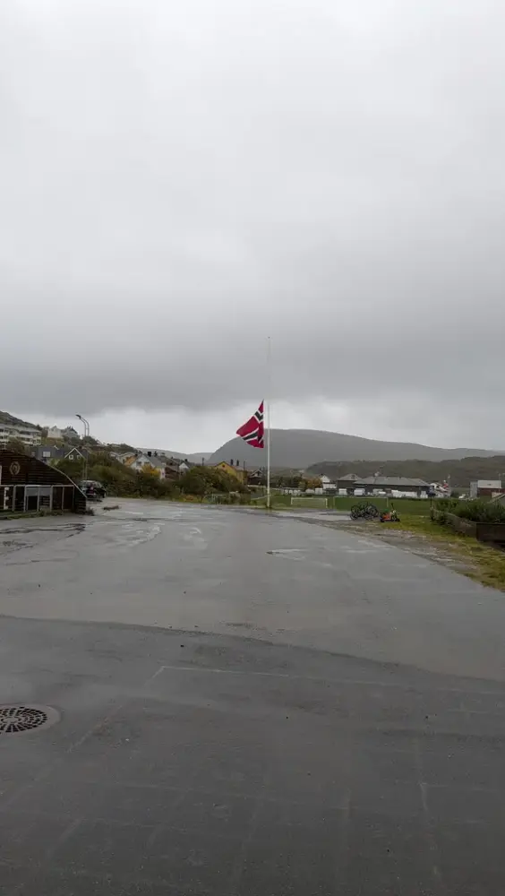Flagget på halv stang utenfor Havøysund skole.