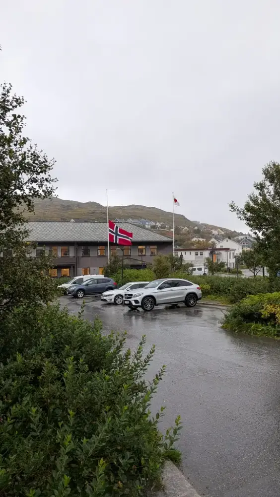 Flagget på halv stang utenfor Måsøy rådhus i Havøysund.