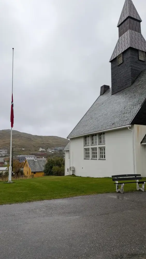 Flagget på halv stang utenfor Havøysund kirke.