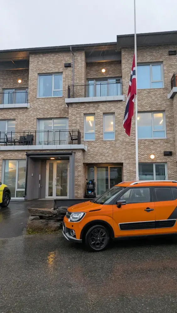 Flagget på halv stang utenfor legesenteret.