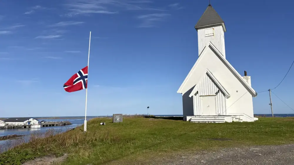 Flagget på halv stang utenfor Ingøy kirke den 28.august 2026, dagen kong Harald V gikk bort.