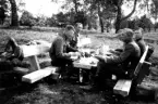 Utspisning. Från vänster: okänd, kapten Christian Klingspor, okänd, okänd, sergeant Bergman.