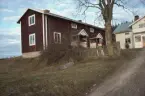 Gård med brokvistar.