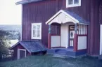 Gård med brokvistar.