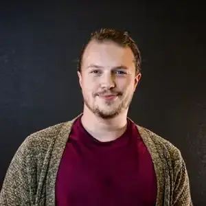 Portrett av en mann med skjegg og hestehale