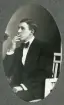 En ung man i mörk kostym med fluga sitter och röker cigarill.
Ateljéfoto.
Seved Svensson (?) (bror till Ruth).