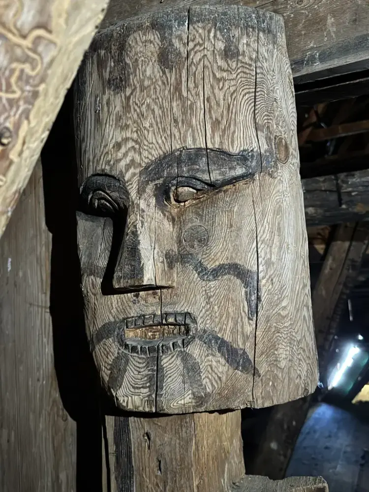 utskåret maske i tre
