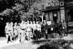 Kursdeltagarna i reservofficerskursen framför Officersmässen på Laxön.