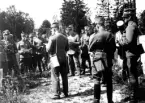 Kursdeltagerna i reservofficerskursen. Ordergivning.