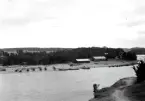 Studium av den spantlösa ö-båten m/36 vid brobyggnadsplats Sand.