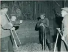 Ör, Åsmule. Anders Rundström, August Sandberg, Fredrik och Gustav Grund tar en paus i tröskandet