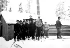 Personer framför övernattningsbyggnad.