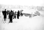 Personer framför övernattningsbyggnad.