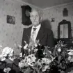 Murare Nilsson från Långlöt, bosatt på Halltorps ålderdomshem gratuleras på 100-årsdagen.