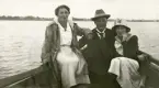 En man och två kvinnor i en motorbåt, trol. fru Carolina Löwgren (Kalmar) med maken Viktor Emanuel Löwgren och Ruth Svensson (brorsdotter t. Carolina).
Möjligen utanför Kalmar.